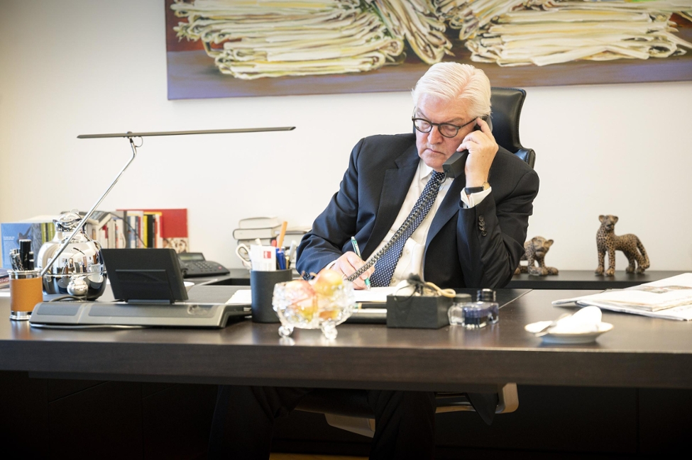 Archivbild: Bundespräsident Frank-Walter Steinmeier telefoniert an seinem Schreibtisch in Schloss Bellevue.